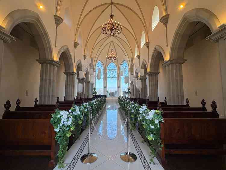 茶色や白を基調とした温かみのあるチャペル。正面の窓からは川、山々が見え、とても景観が良かったです。