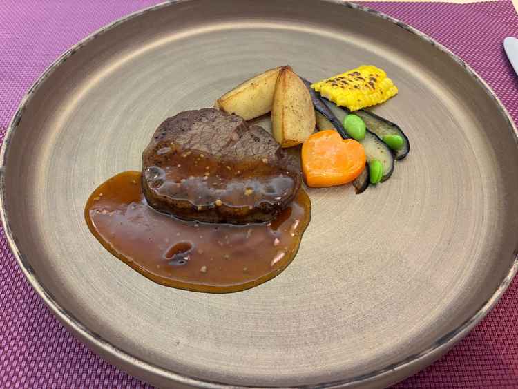 低温調理されたお肉料理はとても柔らかくて、季節によって変わるお野菜も新鮮で美味しかったです。