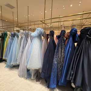 カラードレスだけでなく、新郎新婦双方の衣装が豊富で、相談しやすい環境が整えられていた。