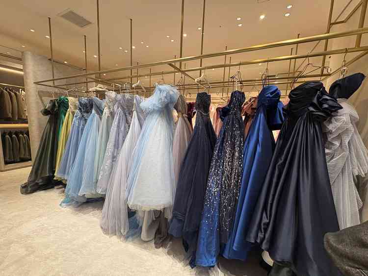 カラードレスだけでなく、新郎新婦双方の衣装が豊富で、相談しやすい環境が整えられていた。