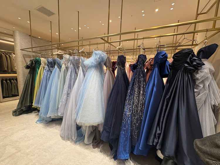 カラードレスだけでなく、新郎新婦双方の衣装が豊富で、相談しやすい環境が整えられていた。