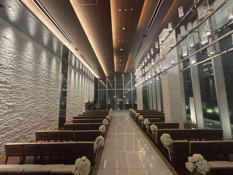 ゴージャスな感じの挙式場。挙式場の横に、外に出スペースがあり特別感があった。