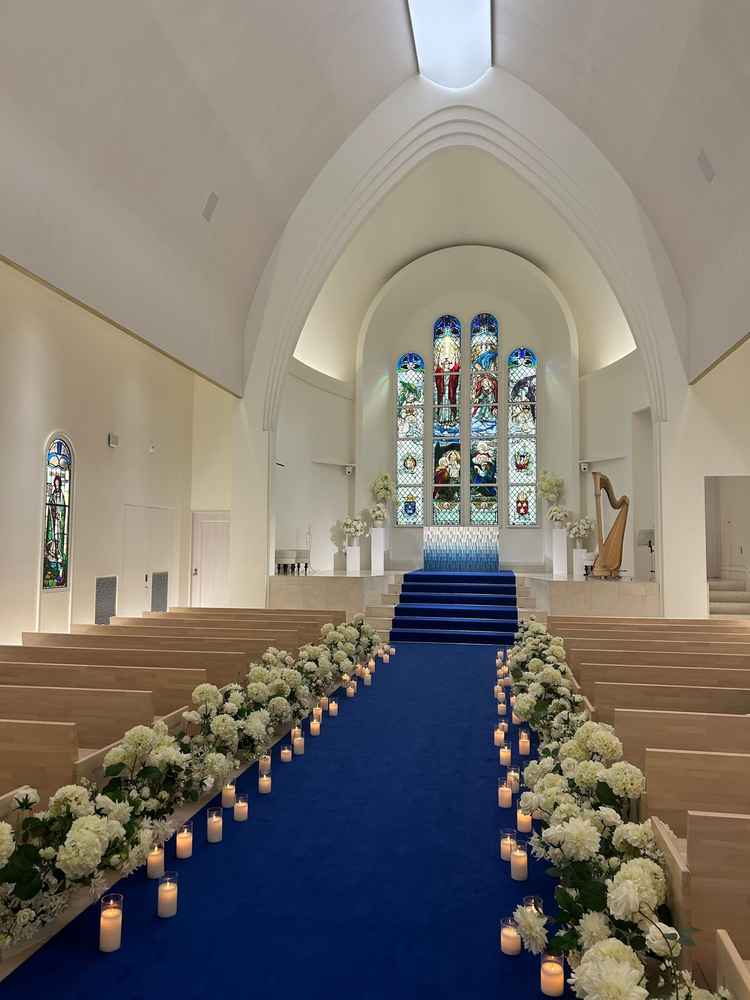 チャペル内。雰囲気がやはりとても良かったです。ステンドグラスが目立ちすぎなくて好み。