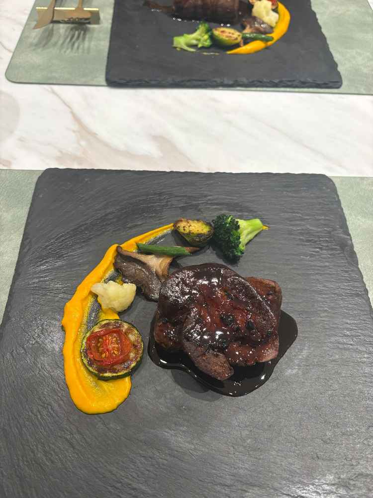フォアグラがのった、柔らかくて美味しいメイン料理のお肉料理です。