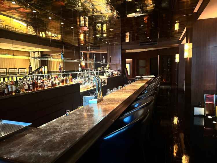 友人控室のバー