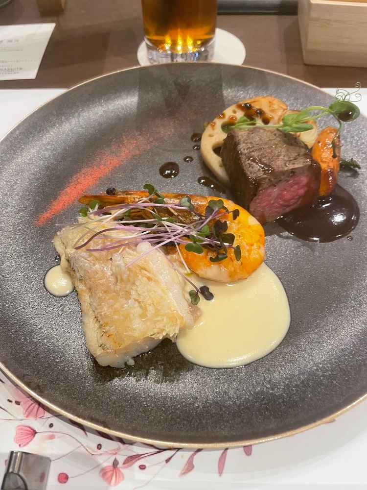 メインのお肉とお魚料理の写真です。