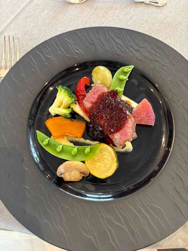 メインのお肉料理。料理長が目の前で調理仕上げをしてくれて会場が良い匂いでいっぱいに。美味しかったです