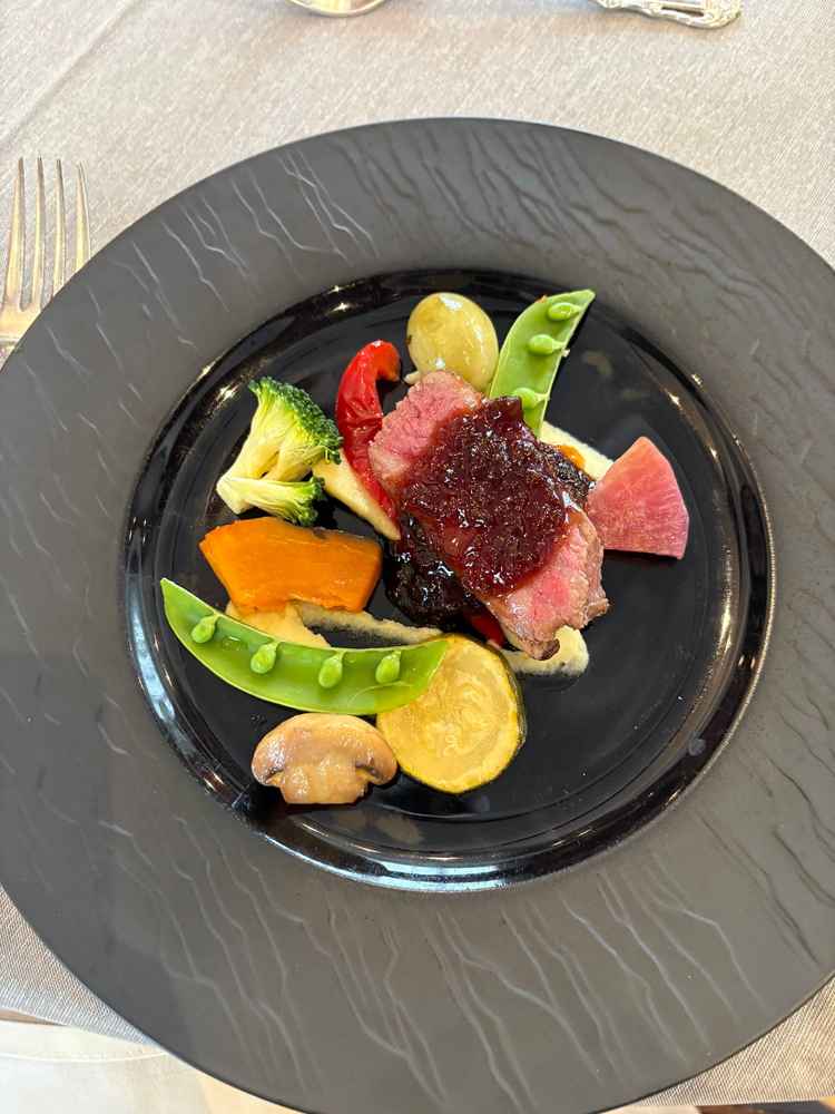 メインのお肉料理。料理長が目の前で調理仕上げをしてくれて会場が良い匂いでいっぱいに。美味しかったです