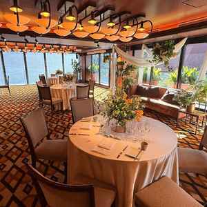 自然光が入る、暖かい雰囲気の披露宴会場