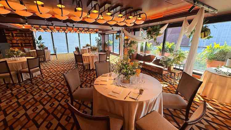 自然光が入る、暖かい雰囲気の披露宴会場