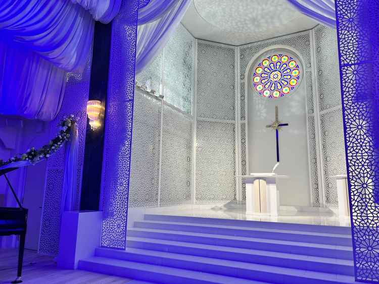 チャペルも広く、天井も高く綺麗でした。ゲストの座るスペースが広いところも良かったです！