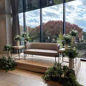 披露宴会場(新郎・新婦席)。背景に木々が見えて景色が良かったです。