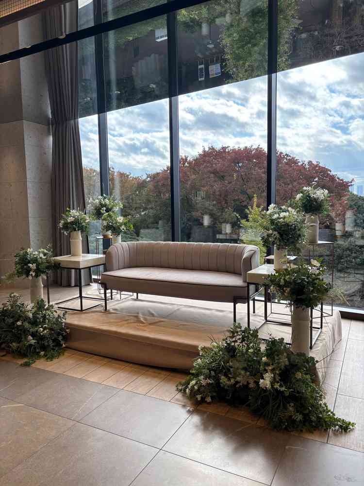 披露宴会場(新郎・新婦席)。背景に木々が見えて景色が良かったです。