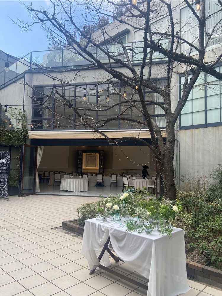 披露宴会場。2月だったのでお庭の緑が寂しい感じですが、木にイルミネーションなどの飾り付けがあり綺麗！