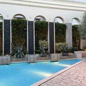 ガーデン。プールや滝がありました。