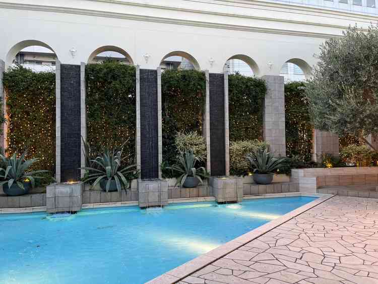 ガーデン。プールや滝がありました。