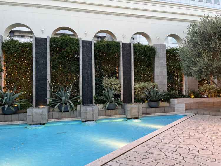 ガーデン。プールや滝がありました。