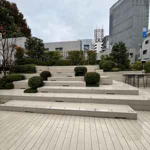 披露宴会場の外にある広場。白を基調とし周辺に広がる緑は参列者と写真を撮るのに映えそうな雰囲気。