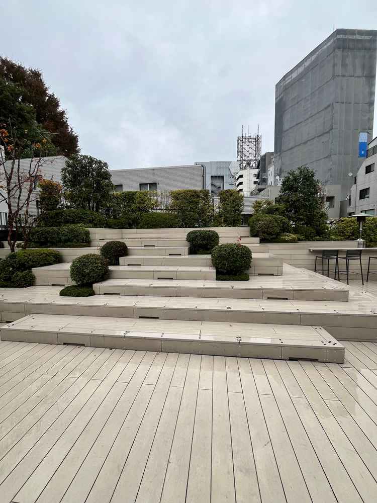 披露宴会場の外にある広場。白を基調とし周辺に広がる緑は参列者と写真を撮るのに映えそうな雰囲気。