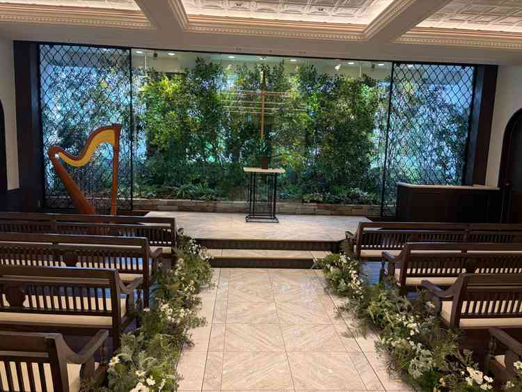 チャペルは天候に左右されることなく、また季節によって違う雰囲気を楽しめます