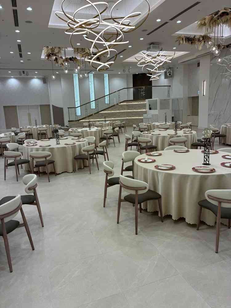 部屋に階段もあり照明もオシャレ