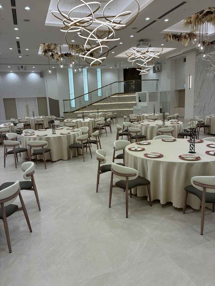 部屋に階段もあり照明もオシャレ