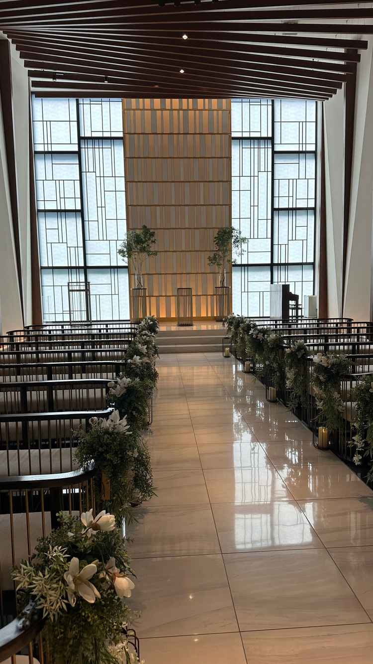 白いタイルと木目調が融合して、とても綺麗な挙式会場だった。