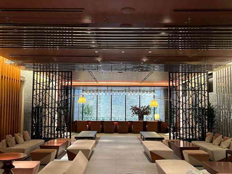 ゲストが待つ場所で、とても広い空間が確保されており、心地よい場所でした。和モダンなテイストでした。