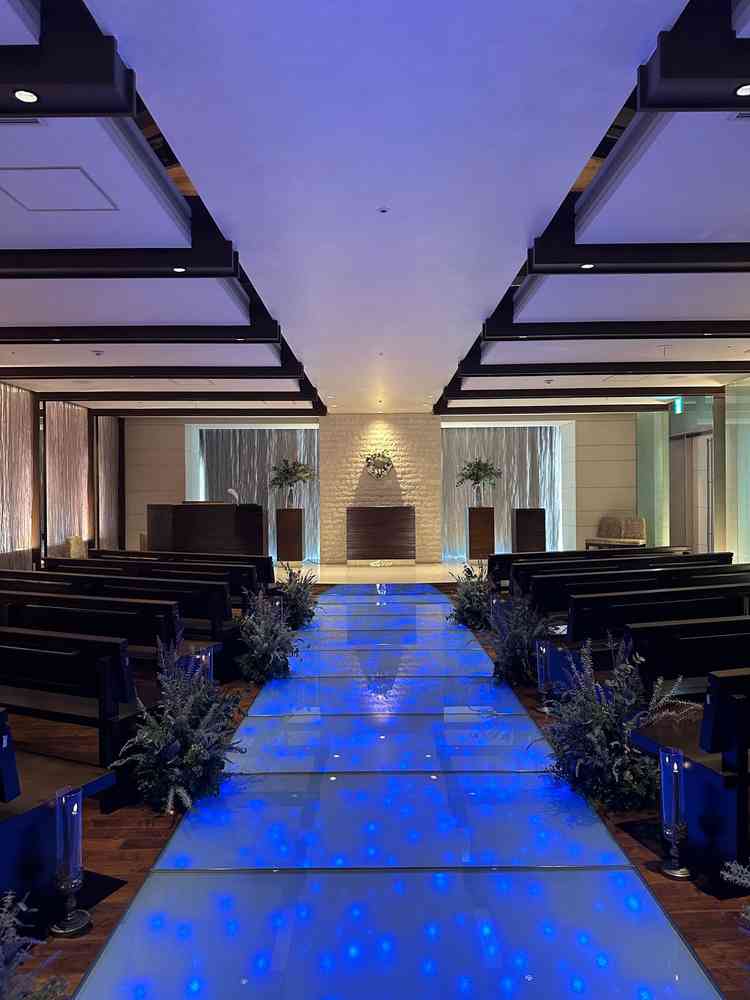 挙式会場は光の演出ができ、席も斜めに設置されているためどこからでも2人をしっかり見ることができる。