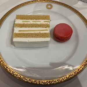 デザートのケーキとマカロン。2つのバランスはよく、ケーキのクリームは滑らかで食べやすかったです。