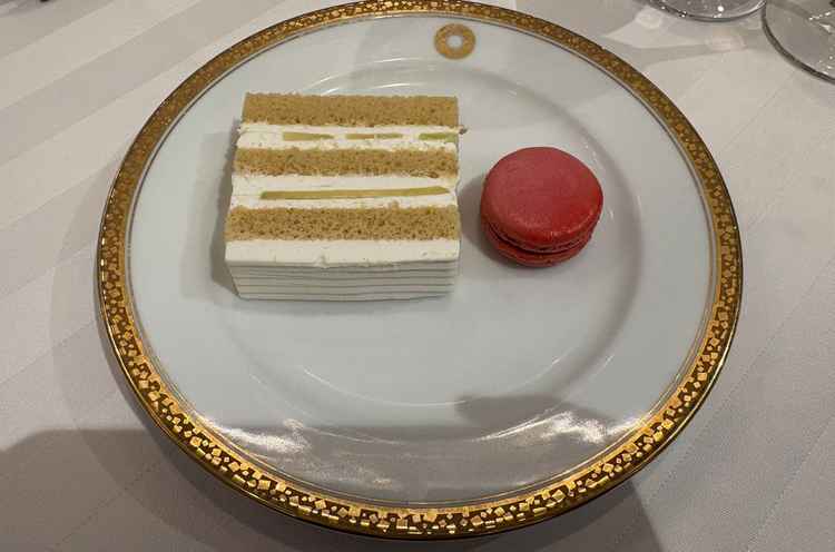 デザートのケーキとマカロン。２つのバランスはよく、ケーキのクリームは滑らかで食べやすかったです。