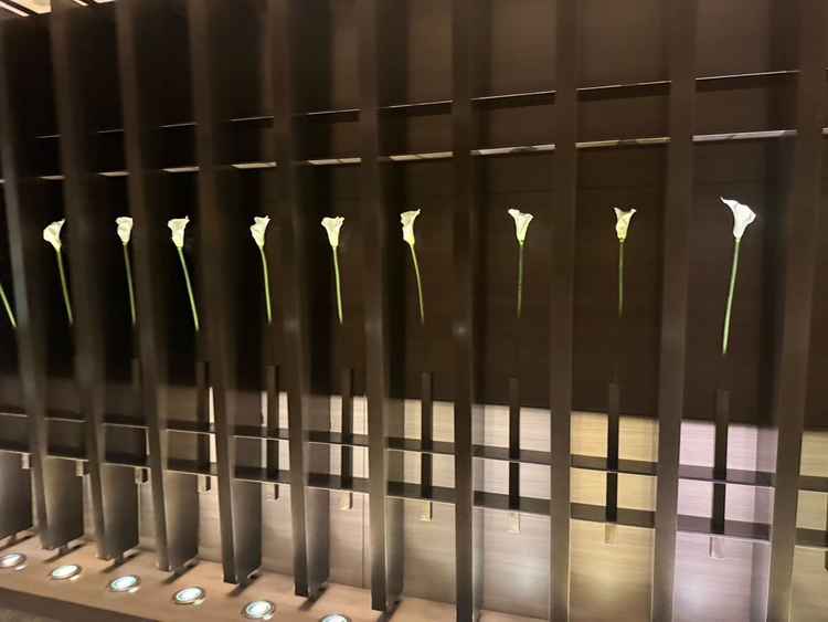 宴会場に通じる道はお花があしらわれたおしゃれな空間