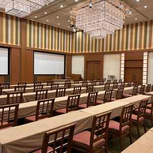 披露宴会場の雰囲気。当日は別イベントの仕様となっていたが、天井が高く非常に使いやすそうに感じた。