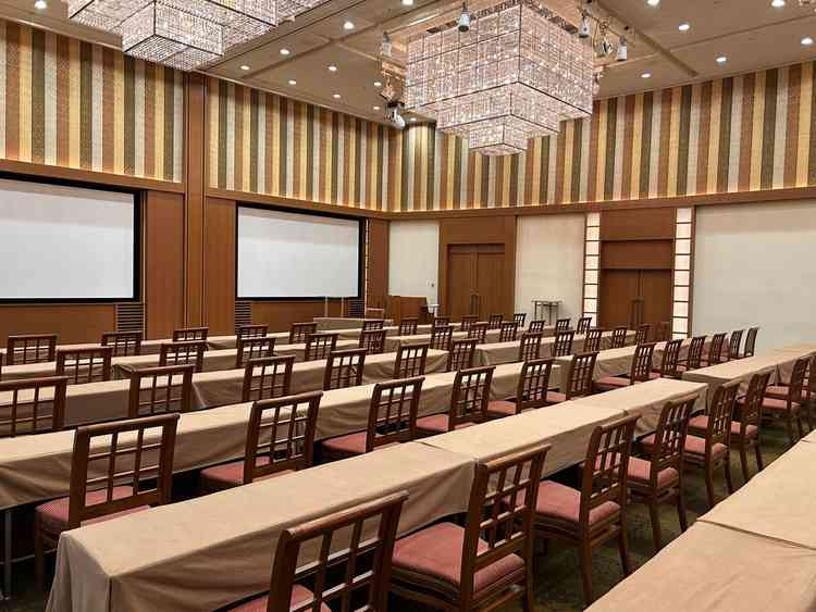 披露宴会場の雰囲気。当日は別イベントの仕様となっていたが、天井が高く非常に使いやすそうに感じた。