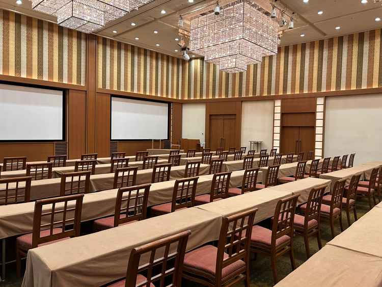 披露宴会場の雰囲気。当日は別イベントの仕様となっていたが、天井が高く非常に使いやすそうに感じた。