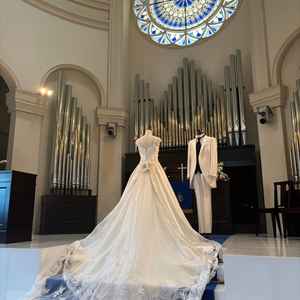 青いバージンロードとステンドグラスが印象的なチェペルでした