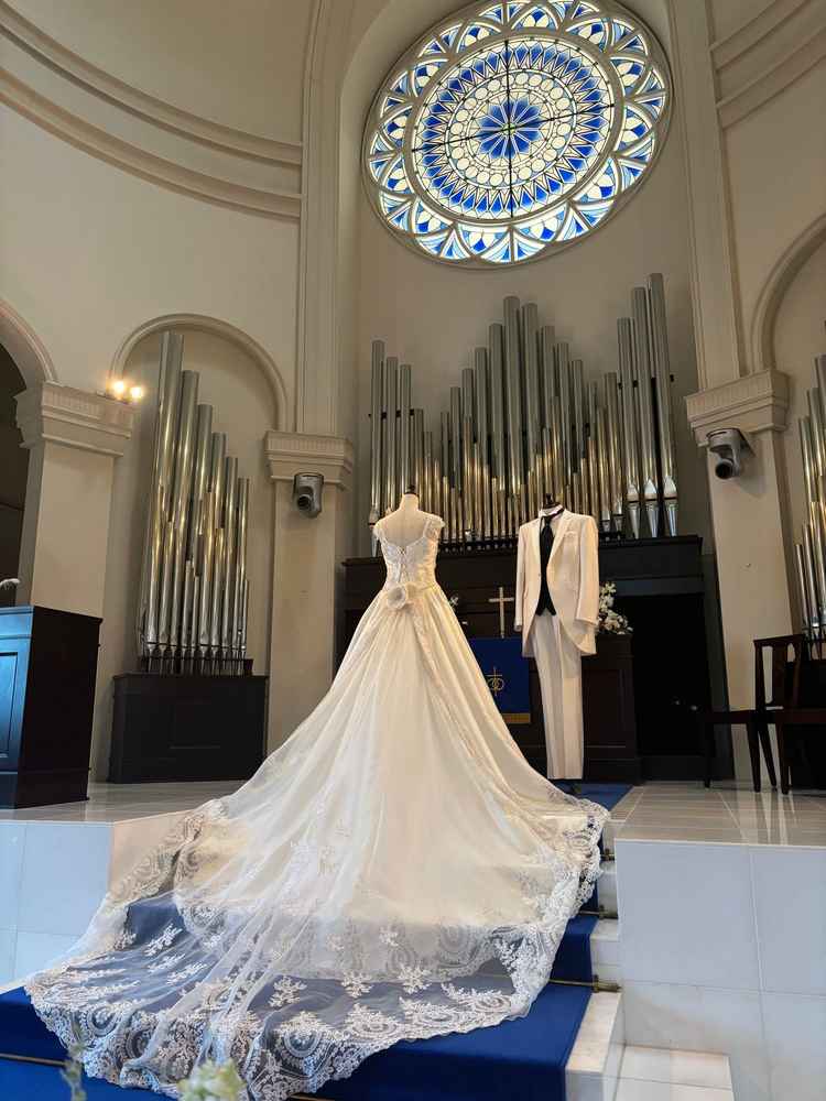 青いバージンロードとステンドグラスが印象的なチェペルでした