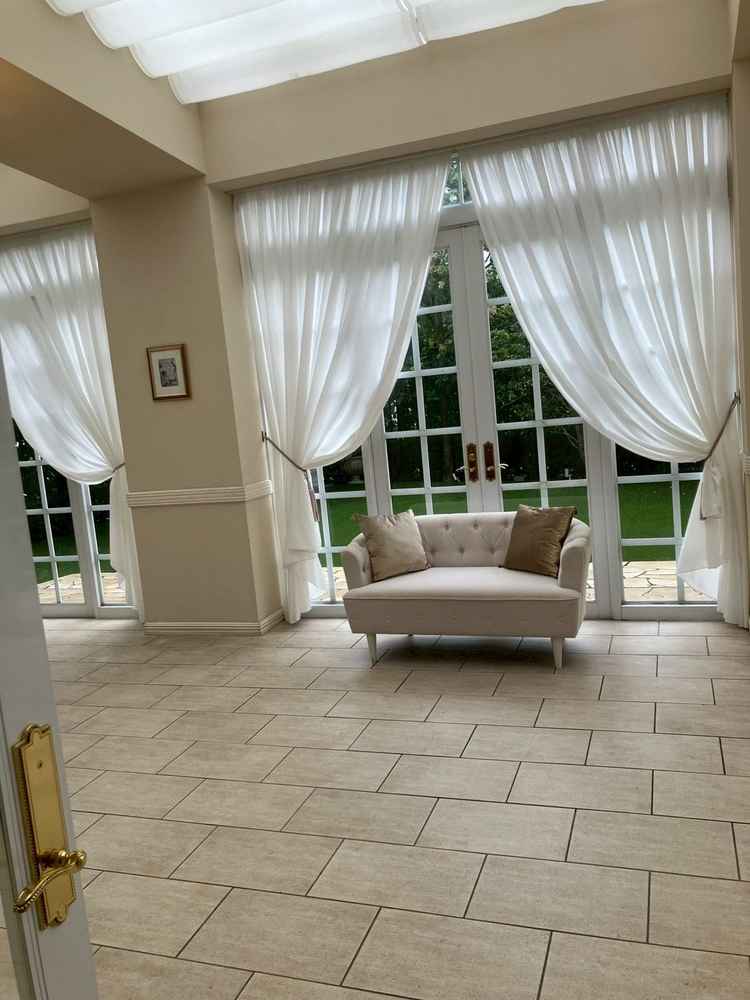 披露宴会場の横のスペース。貸切なので結婚式の間は披露宴会場やチャペルなど全館自由に使えるそうです。