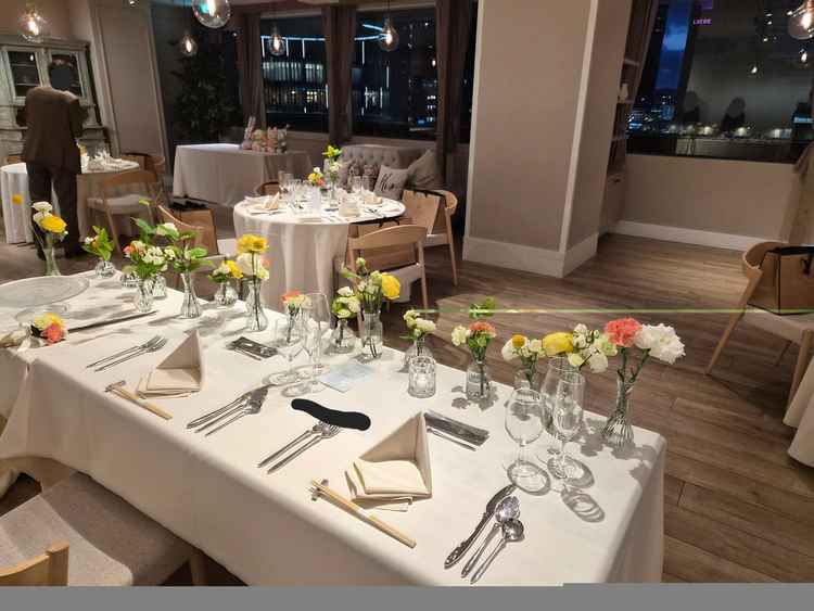 最初に見学した披露宴会場。遅い時間ということもあり、ビル明かりが綺麗ですごく良かった。