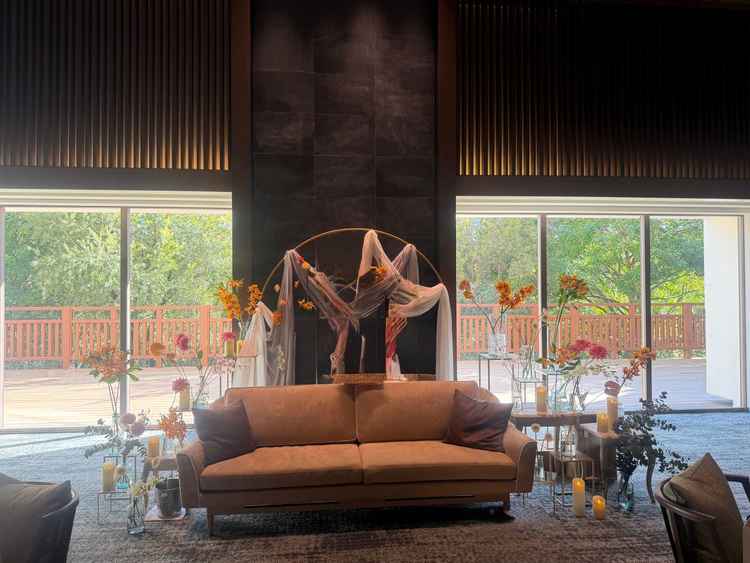 披露宴会場はカーテン開けるととても開放的で自然を感じられとても魅力的。