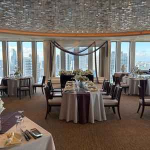 披露宴会場は一面ガラス張りで、開放感がある。