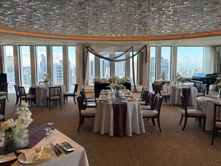 披露宴会場は一面ガラス張りで、開放感がある。