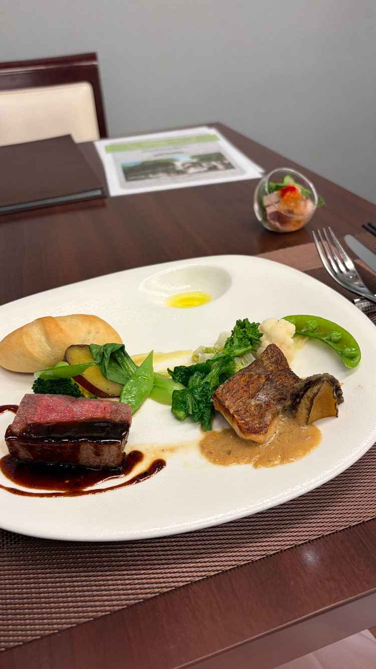 試食会で、お肉・お魚・三浦野菜のお料理をいただきました。癖のないお味で美味しかったです！