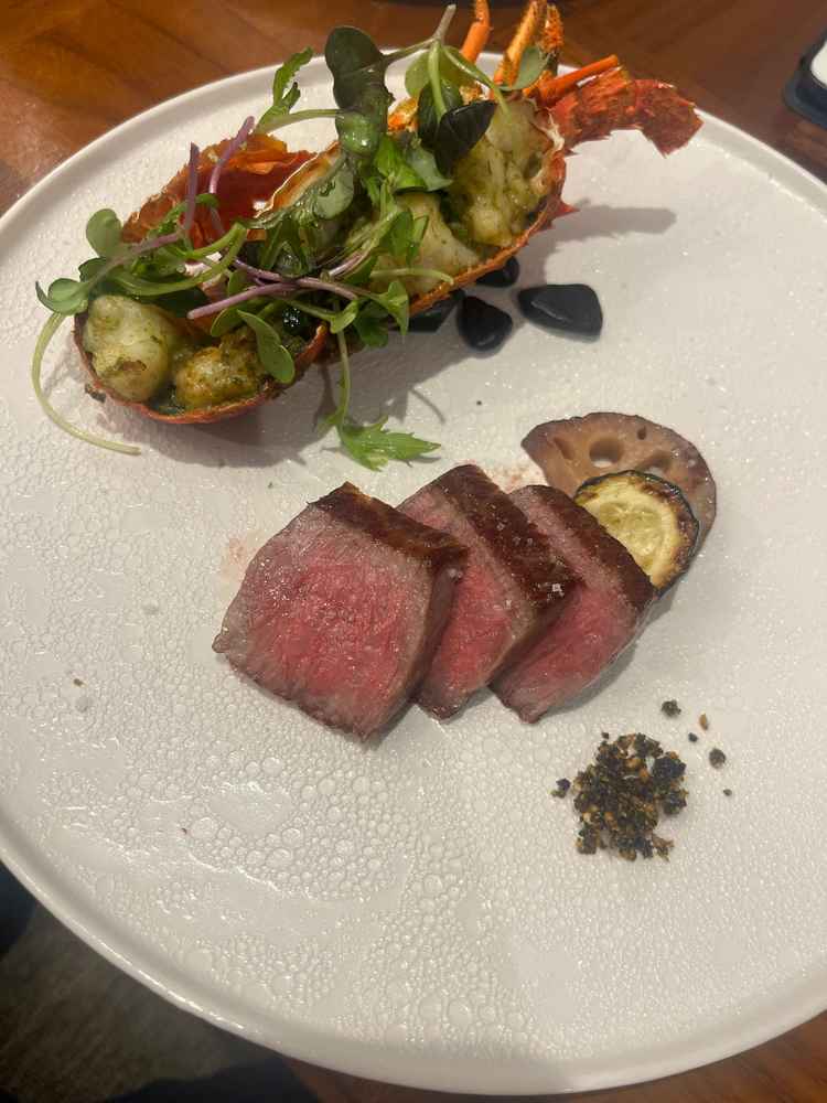 試食で食べた近江牛、伊勢海老。とても柔らかく上品な味わいで当日も食べてもらいたいと思う料理でした。