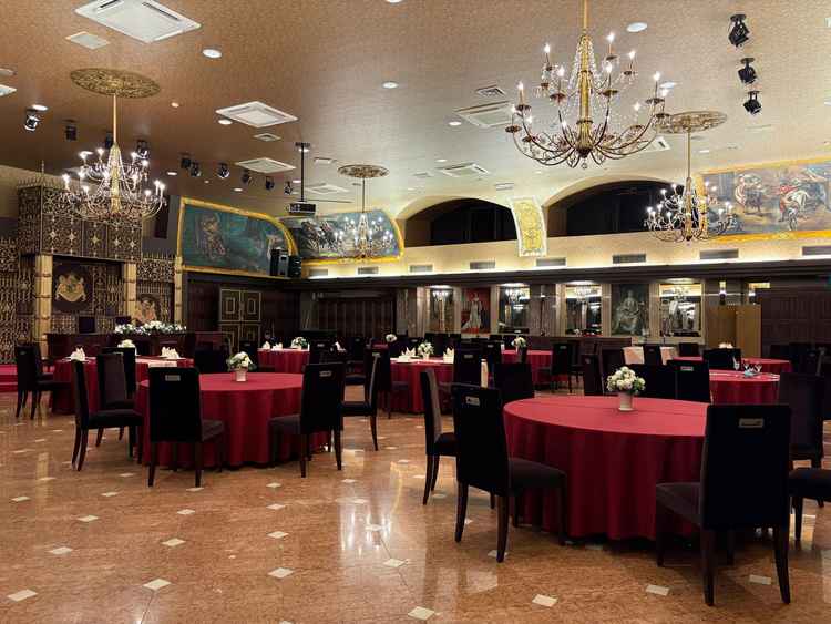 重厚感のある、落ち着いた色味の披露宴会場。