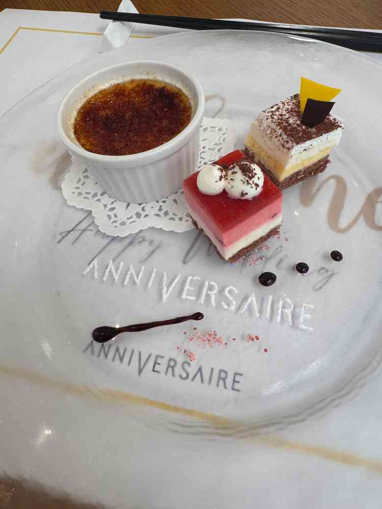 デザートビュッフェで提供されるデザートの一部も試食させていただきました。