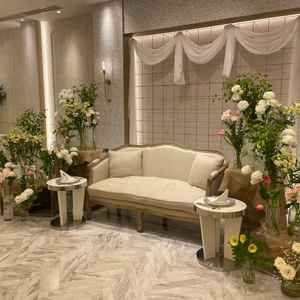 披露宴会場の高砂。テーブルを置くこともできる。