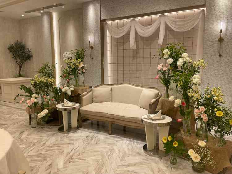 披露宴会場の高砂。テーブルを置くこともできる。