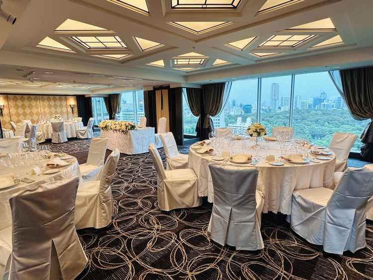 16階に位置する披露宴会場、LAPIS。大きな部屋ではありませんが、景色がよく開放的に感じられた。