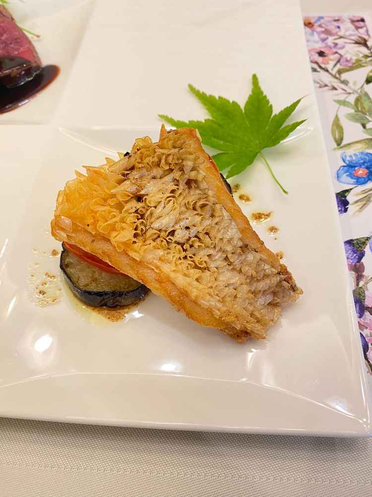 甘鯛の鱗焼きです。カレー風味で、サクサクで本当に美味しかったです。魚嫌いなのですが、ペロリと完食です